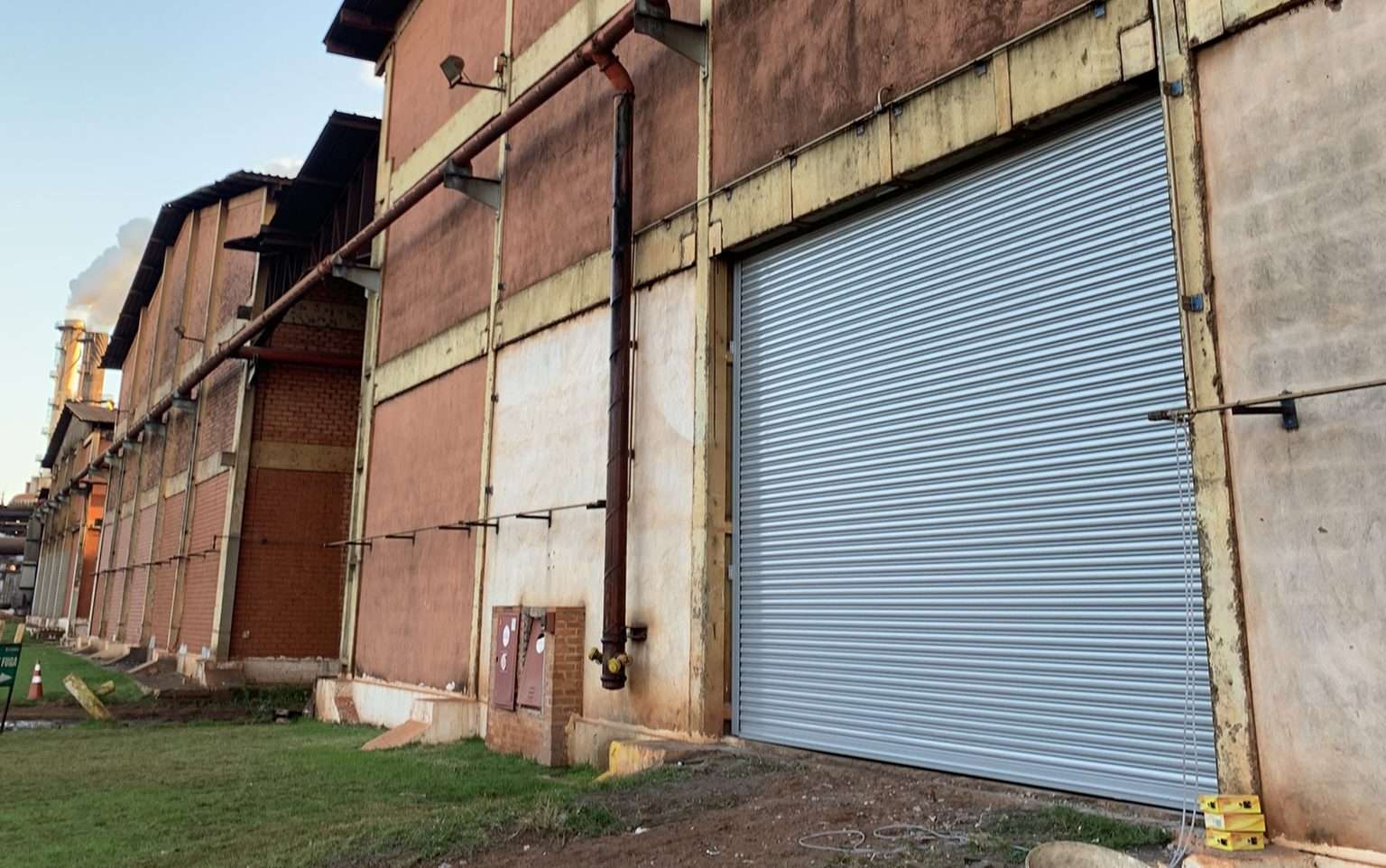 Portão industrial em galpão